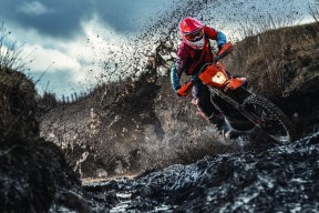 开云官方-诺里奇城主场遭遇华尔沙尔，双方苦战未决胜负，诺里奇城市