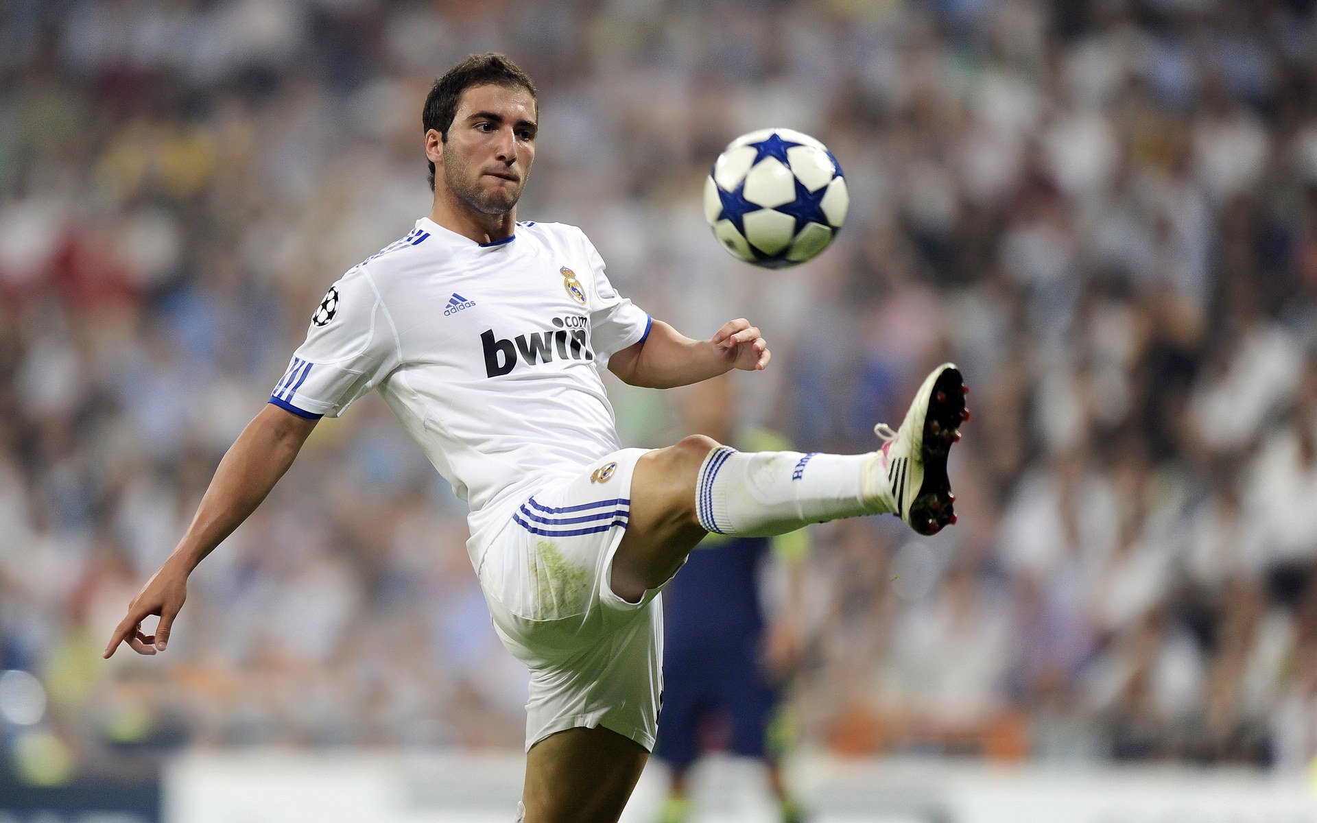 拜仁锋线老化是否影响欧冠竞争力,拜仁巅峰